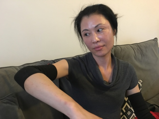 唐倩仪不满所服务酒店不公平的排班作法，由于工作量过大，让每天必须搬动床铺的她双臂受伤酸痛，而必须时时绑上保护带。（美国《世界日报》/黄惠玲