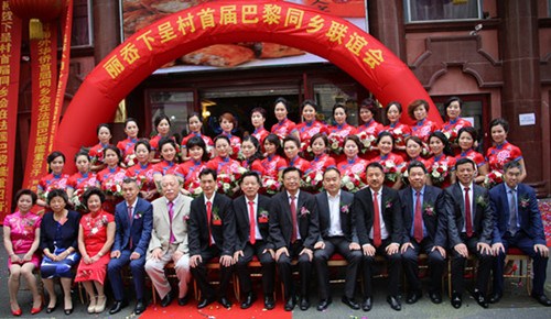 出席嘉宾与女侨胞合影。(法国《欧洲时报》/黄冠杰