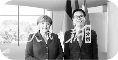 杨祺轩与德国总理默克尔采访后留影
