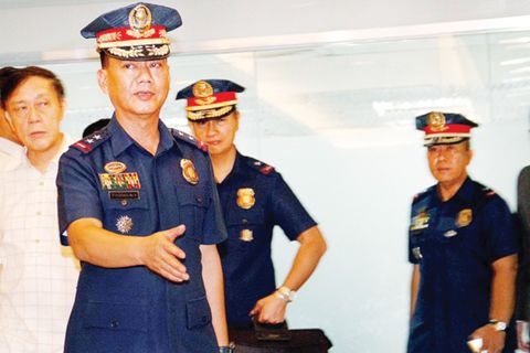 图为被杜特尔特总统点名涉及毒品买卖的其中三名警官巴迪佬、迪亚斯和丁溜7日抵达计顺市的国家警察委员会办事处,以接受闭门调查。(菲律宾《商报》)