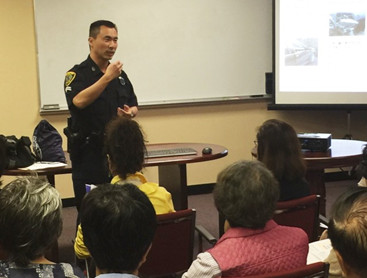 华裔警官汪得圣协助民众预防犯罪,建立防窃、防抢和遇到紧急事件时应如何应变等相关概念。(美国《世界日报》/郭宗岳