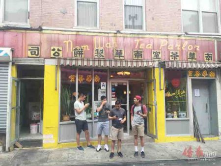 纽约华埠地标性建筑前聚集的游戏玩家。(美国《侨报》/陈辰