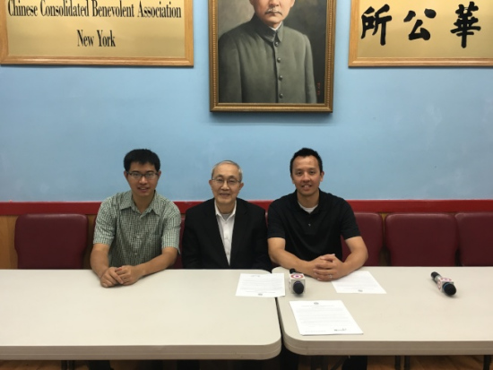 萧贵源(中)和梅伟成(右)等宣布举办第29届“美东夏令华人排球锦标赛”。（美国《世界日报》/金春香
