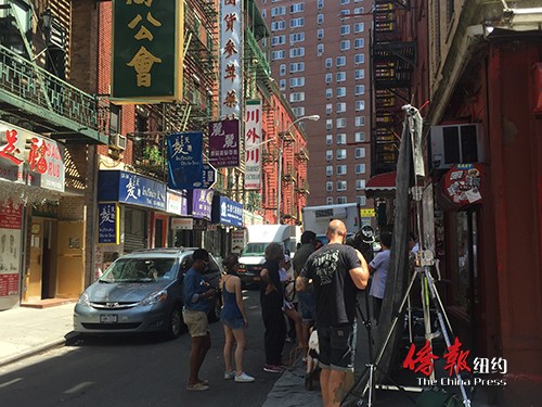 披露街被时尚摄影团队占据，车辆通行困难。（美国《侨报》/陈辰