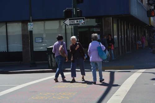 奥克兰华埠侨领特别提醒老人，出门在外钱财别外露，避免被嫌犯盯住。（美国《世界日报》/刘先进