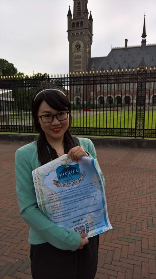 彭芩萱在海牙和平宫前展示中国留学生的公开信。