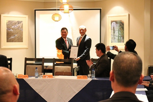 孙大使为领保联络中心主任陈克辉先生等颁发证书。