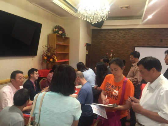 纽约布鲁克林移民讲座获得大批华裔前往咨询。(美国《世界日报》/黄伊奕