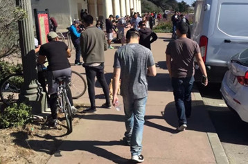 加州州立大学东湾分校电机系学生张军说，很多学生外出玩游戏抓精灵。（美国《世界日报》）