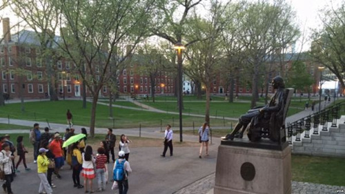 中国游客参观哈佛大学（资料照）