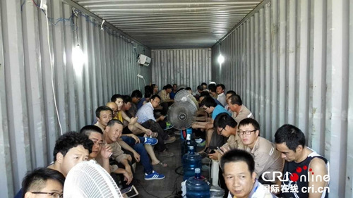 中国港湾朱巴机场改扩建项目部员工在钢板加固的集装箱内避险。
