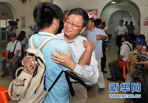 7月13日，在苏丹喀土穆国际机场，中国港湾集团公司职工（右）拥抱从南苏丹撤回的同事。新华社记者