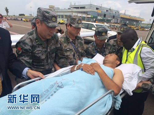 7月14日,在乌干达恩德培国际机场,中国军队工作组代表协同工作人员将我驻南苏丹维和步兵营重伤员陈英送上救护车。通过多方努力,我驻南苏丹维和步兵营另一名重伤员14日被成功转送至位于乌干达首都坎帕拉的联合国三级医院进行救治。至此,我驻南苏丹维和步兵营5名伤员均获妥善救治。新华社记者