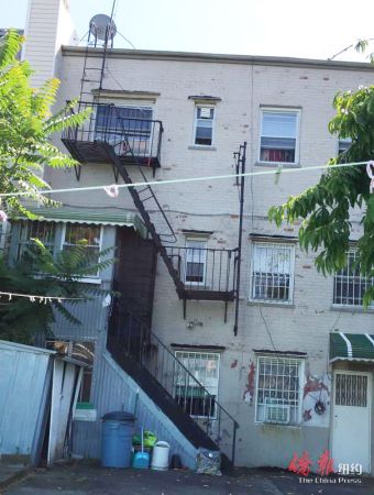 7月11日持枪入室抢劫布鲁克林华裔家庭的歹徒假冒市政工人要进入这个后院检修而骗开门。（美国《侨报》/崔国萁
