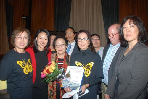 旧金山市议员马兆光和金贞妍向韩国慰安妇幸存者李容洙老人致赠鲜花和纪念状。(美国《侨报》供图)