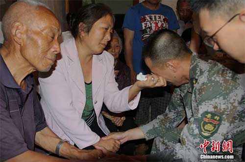 7月13日,杨根思部队(李磊原部队)代表一行4人赶往成都蒲江县李磊家中,看望参加南苏丹维和任务中牺牲的战士李磊家属并送上最深切的慰问。刘扬