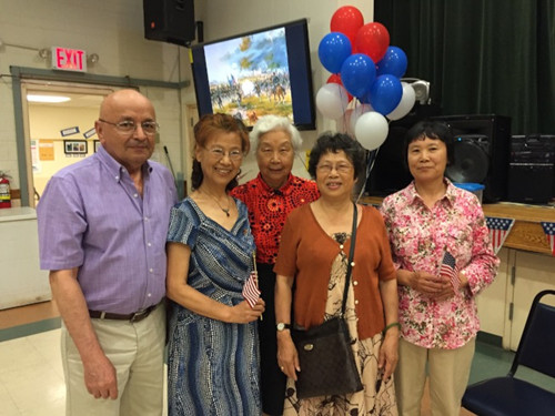 成功通过美国公民入籍考试的华裔耆老感谢两位老师的帮助。（美国《世界日报》/朱蕾