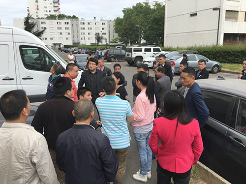曹华钦会长、张令帅秘书等在事发地点做调查。(法国《欧洲时报》/孔帆