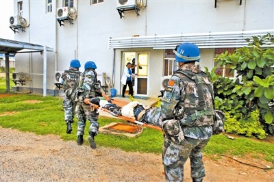 遇袭事件后,我维和步兵营官兵将伤员后送至UN