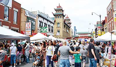 夏令会为华埠吸引节日般的客流。（美国《星岛日报》）