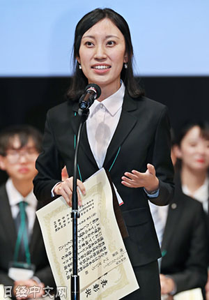 夺冠后谈感想的权成实(19日,东京)。(日经中文网)