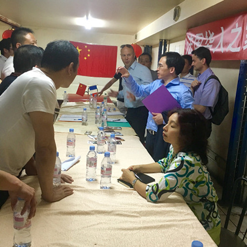 孙文雄(右排右2)在座谈会上发言。(法国《欧洲时报》/孔帆
