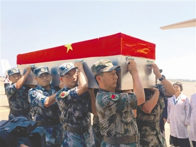19日，在乌干达恩德培国际机场，中国军队工作组为烈士李磊、杨树朋灵柩举行起灵仪式