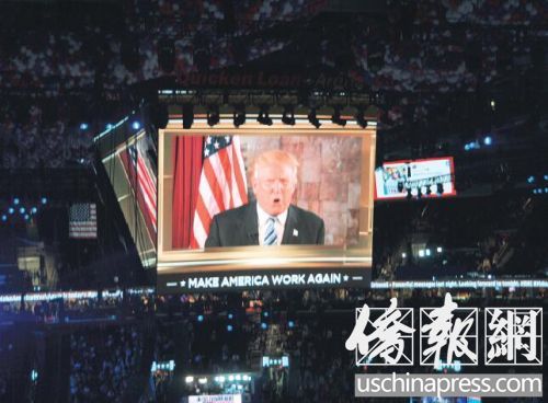 川普发来简短演讲的视频,和与会者相约“周三、周四见”。(美国《侨报》/徐一凡