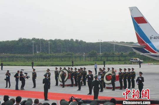 中国赴南苏丹维和遇袭伤亡人员回国迎接仪式在郑州新郑国际机场举行。　韩章云　摄