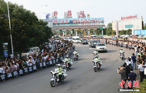 7月20日15时15分,搭载有中国赴南苏丹维和遇袭伤亡人员的军机抵达郑州新郑国际机场。在机场举行简短而庄重的迎接仪式后,灵车载着维和牺牲烈士李磊、杨树朋的灵柩前往河南许昌,那里是烈士牺牲前所服役部队的驻地。