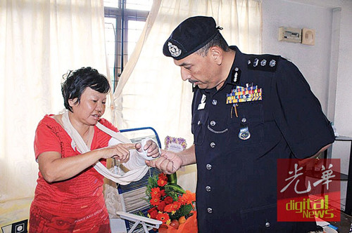 李美珍向米尔解释骨折的位置。(马来西亚《光华日报》)
