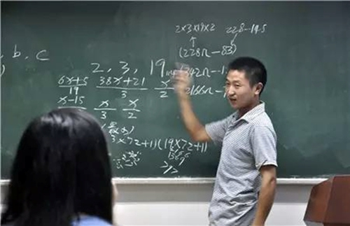 余建春在浙江大学现场演示新算法。