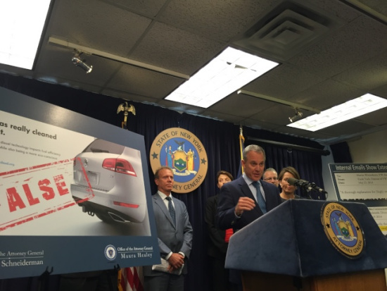 史树德(发言者)痛批福斯公司前线工程师及高阶主管全参与包庇不法。（美国《世界日报》/许雅钧