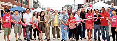 芝加哥北华埠的人车共享街道终于开幕启用,亚偕商圈居民迎来新的活力。(美国《星岛日报》)