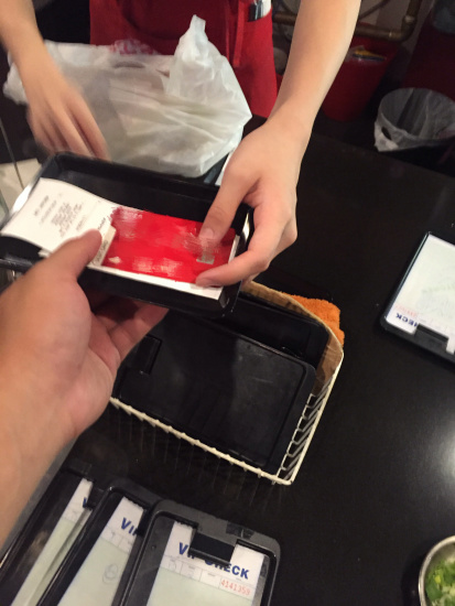 犯罪集团如今可通过多种渠道获得大众的个人信息,比如被店员、朋友偷取资讯、网路购物时被盗窃等,防不胜防。(美国《世界日报》/林奕均