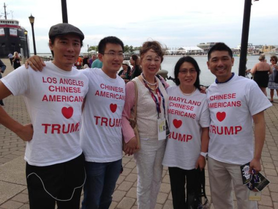崔竞乾（中）参加在克里夫兰举行的共和党党代表大会，碰到不少支持川普的年轻华人移民。（美国《世界日报》）