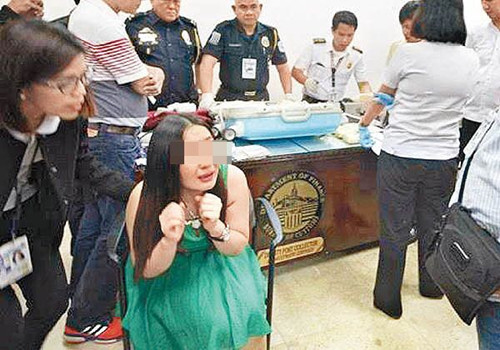 周丽鸣被捕后显得非常惊恐。(参考消息网援引香港《东方日报》网站图片)