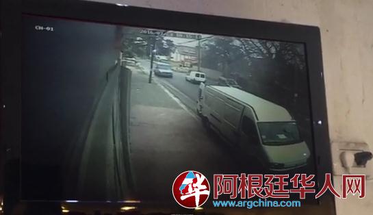 被害人就是开这辆白色货车离开商店的（视频截图）。（阿根廷华人网）