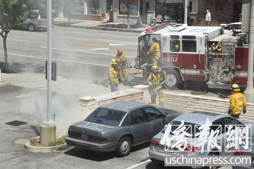 圣盖博市一车子起火。(美国《侨报》/聂达