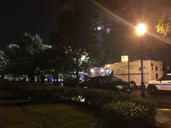 华埠附近小区公园，21日晚发生警匪枪战，直到午夜，大批警察仍在现场调查。（美国《世界日报》/黄惠玲