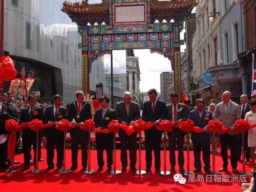 开幕礼剪彩,主礼嘉宾共十人,包括安德鲁王子(左五)与刘晓明大使(右五)。(欧洲《星岛日报》)