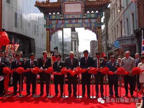 开幕礼剪彩，主礼嘉宾共十人，包括安德鲁王子（左五）与刘晓明大使（右五）。（欧洲《星岛日报》）