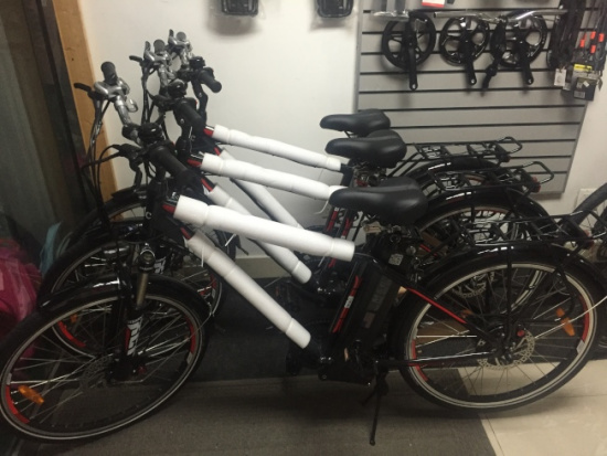 华埠警方联手消费者事务局，重罚售卖电动自行车、机动车店主。（美国《世界日报》/高梦梓