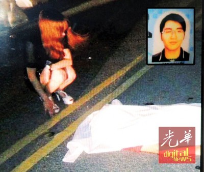 华青下车欲帮摩托车故障的友人时,竟被同方向的轿车撞及要害死亡。女性朋友对着死者遗体悲痛不已。(小图)死者谭证隆(译音)。(马来西亚《光华日报》)