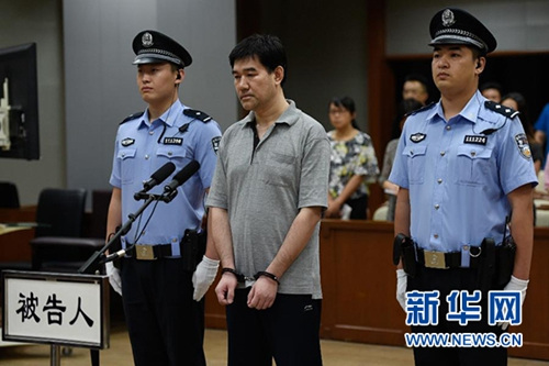7月26日,孙新(中)在法庭上接受宣判。(新华社/鞠焕宗