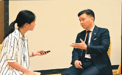 王文祥（右）接受本报记者采访。（郭维毅