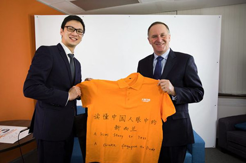 访问结束后,约翰·基获赠一件特别版的天维网夏季工装作为礼物。(新西兰天维网)