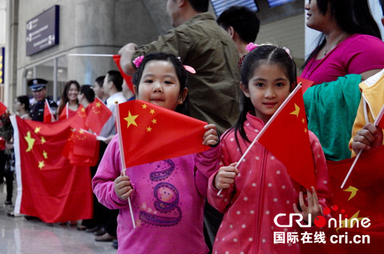 中国“神射手”抵达巴西开启奥运征程，当地华人热烈欢迎。