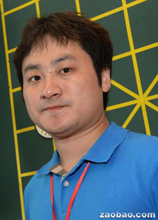 党斐对于吉尼斯确证他1对25蒙目棋赛纪录感到高兴,并希望更多人因此注意象棋,爱好象棋。(档案照片)
