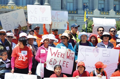 资料图片：反对罢免者在旧金山市政大楼前集会。（美国《世界日报》/李秀兰